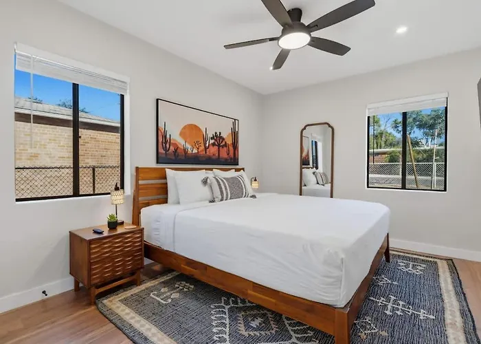U Of A Brick Gem With Hot Tub Holiday home *