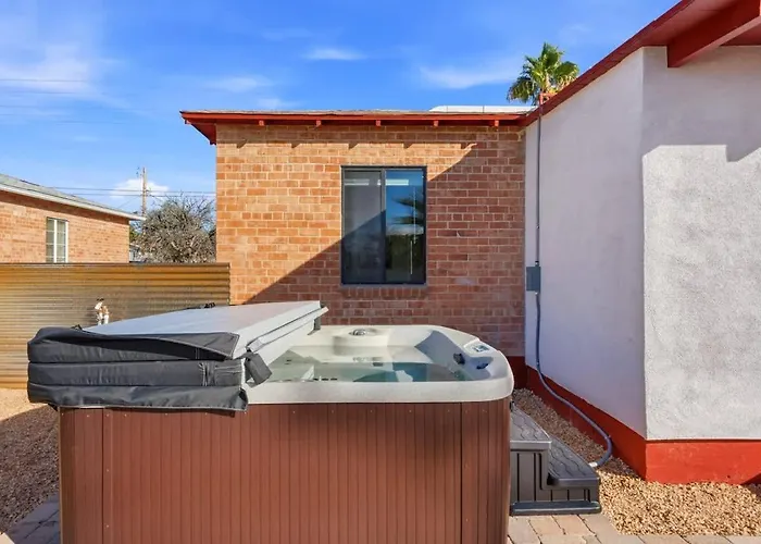 U Of A Brick Gem With Hot Tub Holiday home