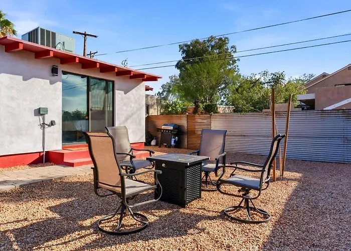 U Of A Brick Gem With Hot Tub Holiday home *