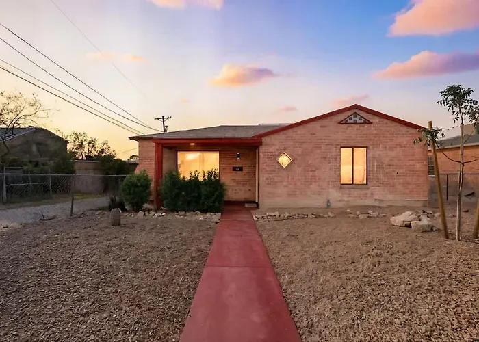 U Of A Brick Gem With Hot Tub Holiday home *