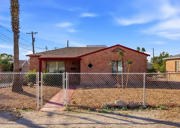 U Of A Brick Gem With Hot Tub Holiday home *