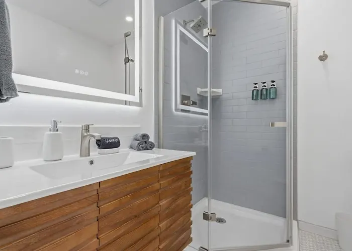U Of A Brick Gem With Hot Tub Holiday home *