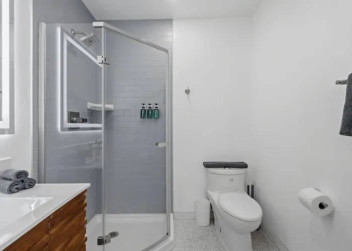 U Of A Brick Gem With Hot Tub *