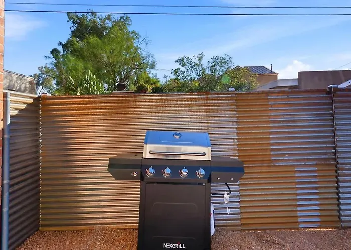 U Of A Brick Gem With Hot Tub Holiday home *