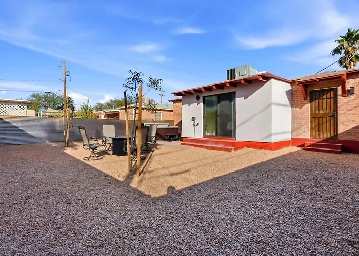 U Of A Brick Gem With Hot Tub