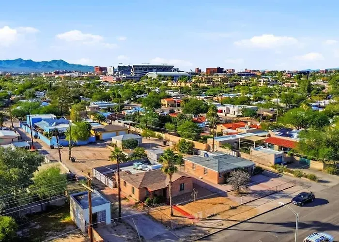 U Of A Brick Gem With Hot Tub Holiday home