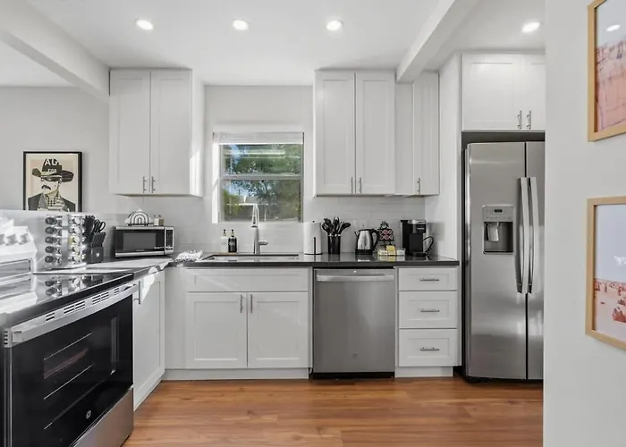 U Of A Brick Gem With Hot Tub Holiday home *