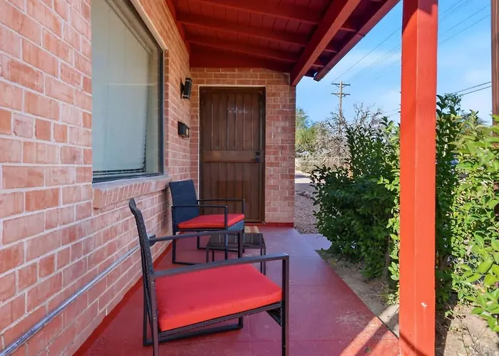 U Of A Brick Gem With Hot Tub Holiday home