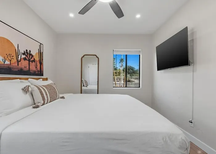 U Of A Brick Gem With Hot Tub Holiday home *