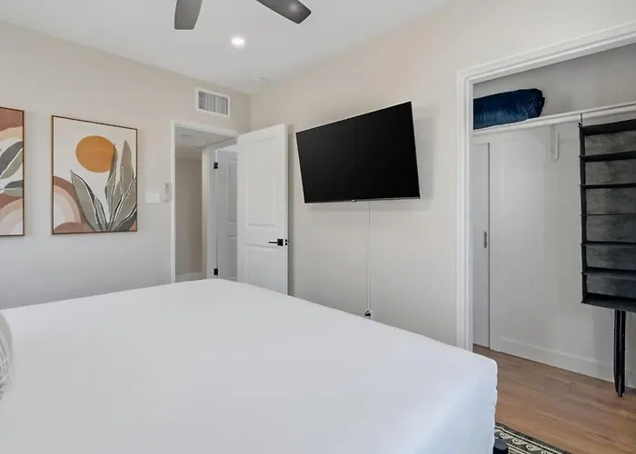 U Of A Brick Gem With Hot Tub Holiday home *