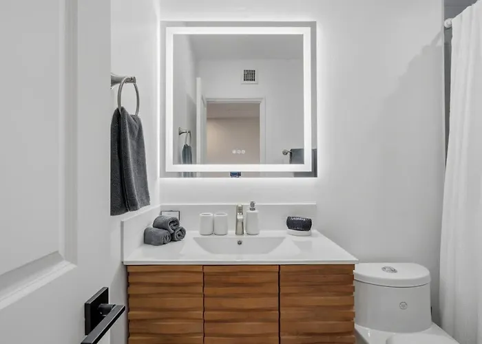 U Of A Brick Gem With Hot Tub Holiday home