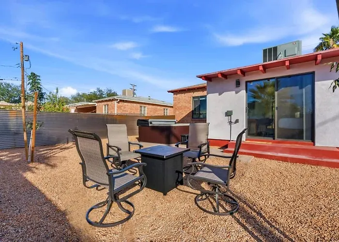 U Of A Brick Gem With Hot Tub Holiday home